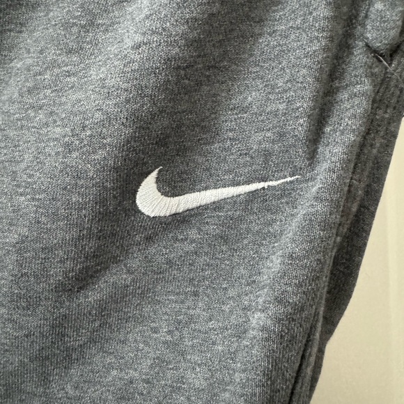 Nike men’s gray sweatpants. Size XL. Slight wear around the waistband. - Picture 3 of 9